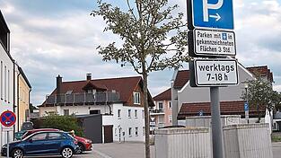 Die Parkdauer nahe dem Ärztehaus ist auf drei Stunden begrenzt. Dauerparker weichen nun manchmal auf den Kundenparkplatz der Metzgerei Huber aus. Die Parkdauer nahe dem Ärztehaus ist auf drei Stunden begrenzt. Dauerparker weichen nun manchmal auf den Kundenparkplatz der Metzgerei Huber aus.