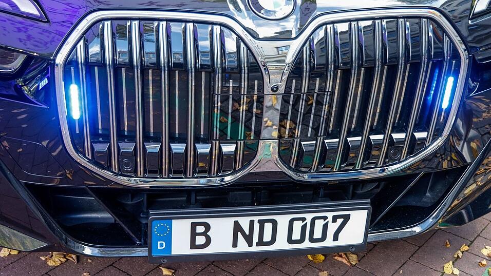 Ein gepanzertes Fahrzeug trägt «007» im Kennzeichen. Ein gepanzertes Fahrzeug trägt «007» im Kennzeichen.