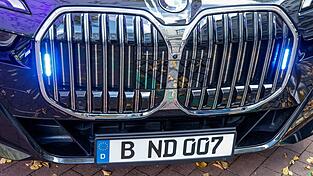 Ein gepanzertes Fahrzeug trägt «007» im Kennzeichen. Ein gepanzertes Fahrzeug trägt «007» im Kennzeichen.