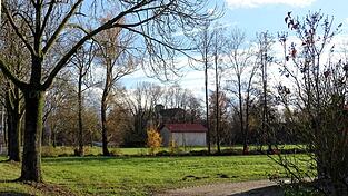 Das gemeindeeigene Grundst&uuml;ck zwischen Trainingsplatz und dem Anwesen Tratzl kommt f&uuml;r das geplante 'Haus der Vereine' nicht in Frage. Es liegt im &Uuml;berschwemmungsgebiet der Gro&szlig;en Laber.