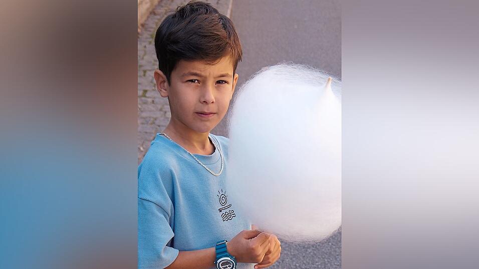 Dieser junge Besucher freute sich sichtlich auf seine Zuckerwatte. Dieser junge Besucher freute sich sichtlich auf seine Zuckerwatte.