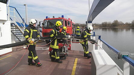 Der Saugschlauch zur Wasserentnahme aus der Donau wurde durch eine Tür in der Reling gehoben.