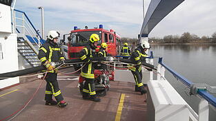 Der Saugschlauch zur Wasserentnahme aus der Donau wurde durch eine Tür in der Reling gehoben.