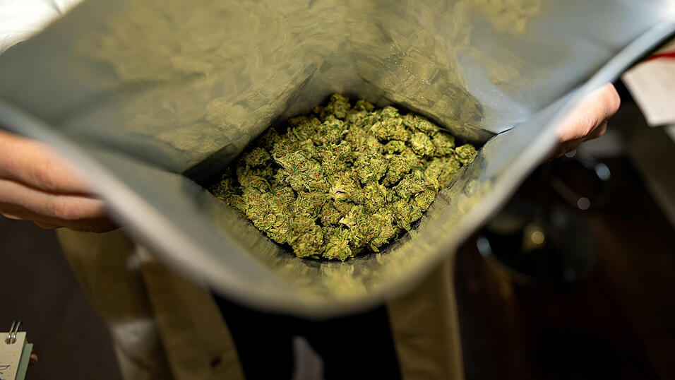 Der Angeklagte bekam nach einer Verletzung Cannabis vom Arzt verschrieben. Der Angeklagte bekam nach einer Verletzung Cannabis vom Arzt verschrieben.