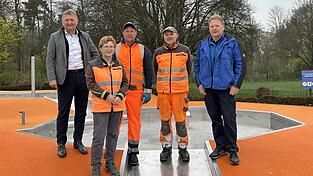 Andreas Hertel, Anton Remberger, Helga Hasreiter, Stefan Riedhammer, Christian Lehner, B&uuml;rgermeister Josef Beham, Gesch&auml;ftsleiter Franz Enzensbeger und Freibad-Leitung Franz Bauer