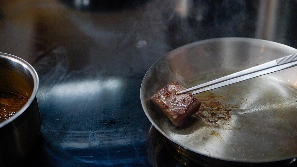 Lucki Maurer, Koch im Stoi in Rattenberg, empfiehlt Rehrücken mit Maronen-Mispel-Püree, Blaukraut-Gel, Blaukraut-Jus und Crumble. Lucki Maurer, Koch im Stoi in Rattenberg, empfiehlt Rehrücken mit Maronen-Mispel-Püree, Blaukraut-Gel, Blaukraut-Jus und Crumble.