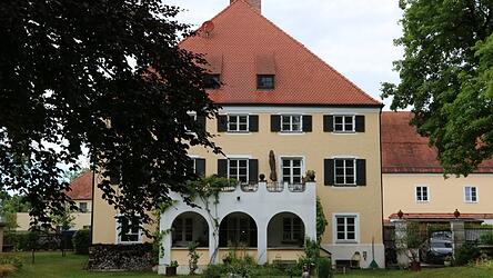 Blick vom „Lustgarten“ auf das Schloss: In der unteren Etage befindet sich das Architekturbüro, im ersten Stock die Wohnung der Beitlers.