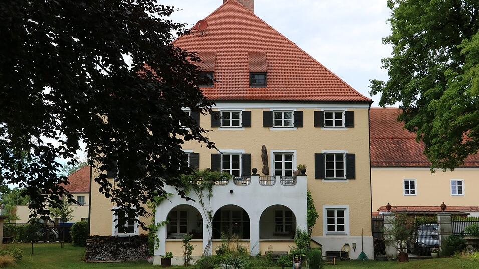 Blick vom „Lustgarten“ auf das Schloss: In der unteren Etage befindet sich das Architekturbüro, im ersten Stock die Wohnung der Beitlers.