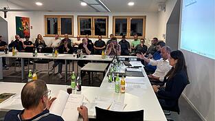 Vor einer großen Zuschauerzahl erläutert Vizebürgermeister Benedikt Weber im Gemeinderat die Vorgehensweise der Verwaltung nach den Hundeangriffen.