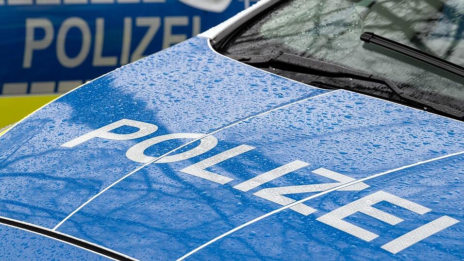 Die Polizei ermittelt nach einem Wohnmobilbrand bei Mertingen gegen eine Schaulustige. (Symbolbild)