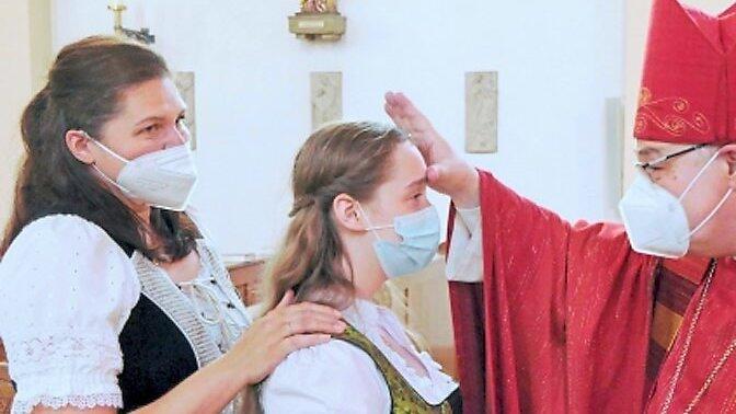 Abt Hermann Josef Kugler bei der Firmspendung beim Donnerstag-Gottesdienst f&uuml;r die Windberger.