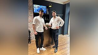 Erster Angestellter im neuen Laden: Friseur Kabar Mohamad wird Hussein unterstützen. Erster Angestellter im neuen Laden: Friseur Kabar Mohamad wird Hussein unterstützen.