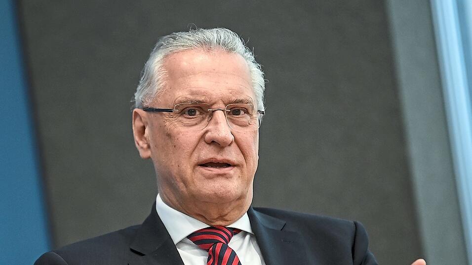 Der bayerische Innenminister Joachim Herrmann sieht bei EU-Staaten Defizite beim Schutz ihrer Außengrenzen und daher auf absehbare Zeit kein Ende der Kontrollen an den deutschen Grenzen. Der bayerische Innenminister Joachim Herrmann sieht bei EU-Staaten Defizite beim Schutz ihrer Außengrenzen und daher auf absehbare Zeit kein Ende der Kontrollen an den deutschen Grenzen.