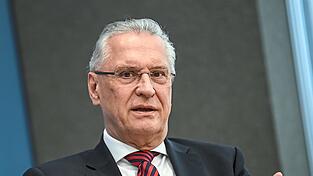 Der bayerische Innenminister Joachim Herrmann sieht bei EU-Staaten Defizite beim Schutz ihrer Außengrenzen und daher auf absehbare Zeit kein Ende der Kontrollen an den deutschen Grenzen. Der bayerische Innenminister Joachim Herrmann sieht bei EU-Staaten Defizite beim Schutz ihrer Außengrenzen und daher auf absehbare Zeit kein Ende der Kontrollen an den deutschen Grenzen.