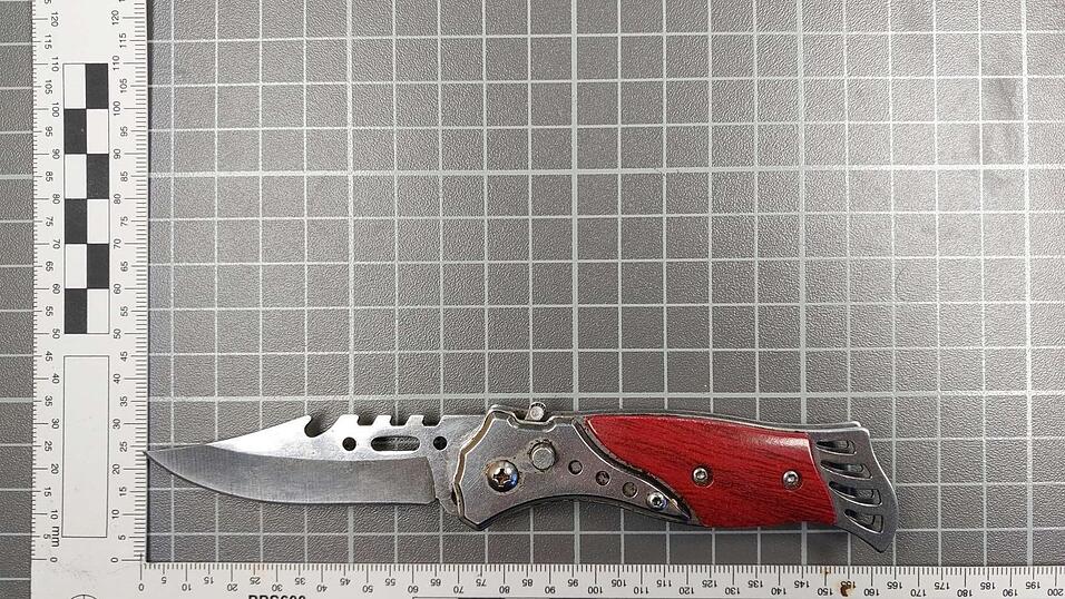 Auch eine Airsoft-Pistole, mehrere Messer und ein Pfefferspray förderten die Kontrollen zutage.