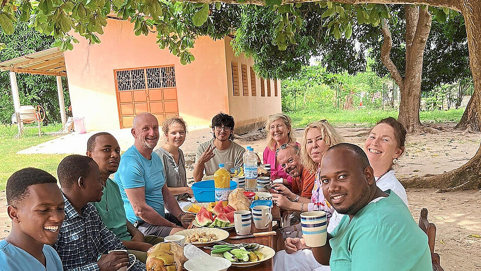 Die tägliche gemeinsame Mittagspause, in die die Straubinger Gäste integriert wurden: Irgendwer aus dem Team bringt Früchte, Chapati oder gewürzten Reis mit. Bei den Teambesprechungen werden Probleme ausführlich erläutert. Es gibt eine angenehme Gesprächskultur. Die tägliche gemeinsame Mittagspause, in die die Straubinger Gäste integriert wurden: Irgendwer aus dem Team bringt Früchte, Chapati oder gewürzten Reis mit. Bei den Teambesprechungen werden Probleme ausführlich erläutert. Es gibt eine angenehme Gesprächskultur.