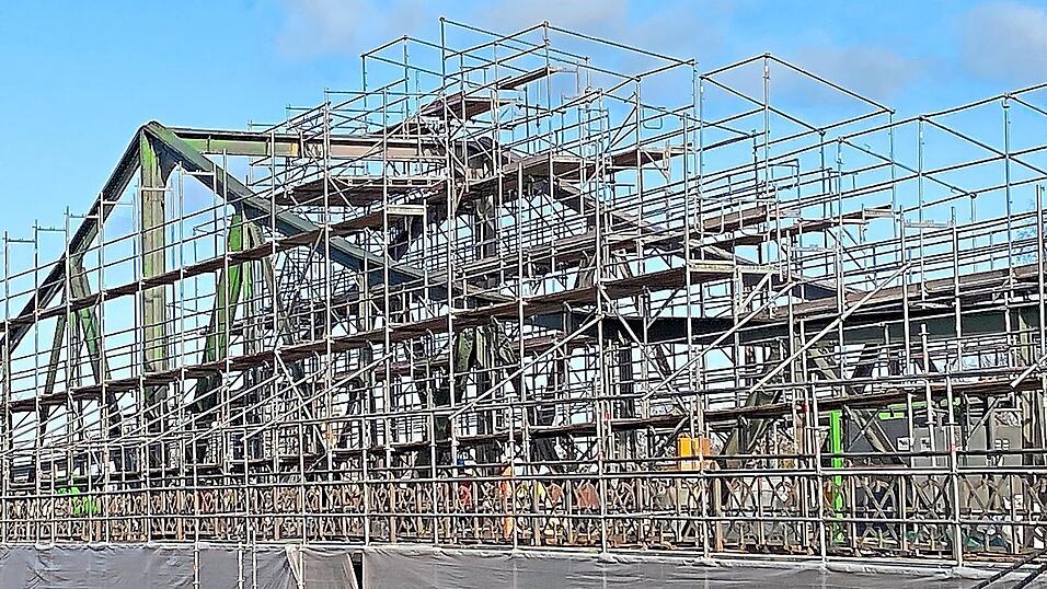 Aus Grün wird Grau: auf der sanierten (Ost-)Seite der Brücke wird die neue Farbe erkennbar. Aus Grün wird Grau: auf der sanierten (Ost-)Seite der Brücke wird die neue Farbe erkennbar.