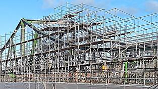 Aus Grün wird Grau: auf der sanierten (Ost-)Seite der Brücke wird die neue Farbe erkennbar. Aus Grün wird Grau: auf der sanierten (Ost-)Seite der Brücke wird die neue Farbe erkennbar.