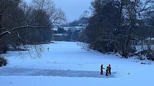 Die Viechtacher nutzten den zugefrorenen Schwarzen Regen, um darauf zu spielen und zu sporteln. Die Viechtacher nutzten den zugefrorenen Schwarzen Regen, um darauf zu spielen und zu sporteln.