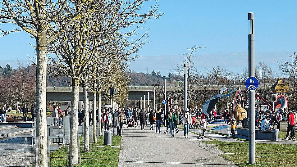 Die Aktionsgruppe Klimaentscheid Deggendorf sammelt aktuell Unterschriften f&uuml;r einen B&uuml;rgerantrag zum Erhalt des Landesgartenschaugel&auml;ndes und damit gegen den geplanten Neubau einer Autobr&uuml;cke &uuml;ber die Donau.