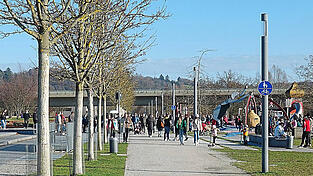 Die Aktionsgruppe Klimaentscheid Deggendorf sammelt aktuell Unterschriften f&uuml;r einen B&uuml;rgerantrag zum Erhalt des Landesgartenschaugel&auml;ndes und damit gegen den geplanten Neubau einer Autobr&uuml;cke &uuml;ber die Donau.