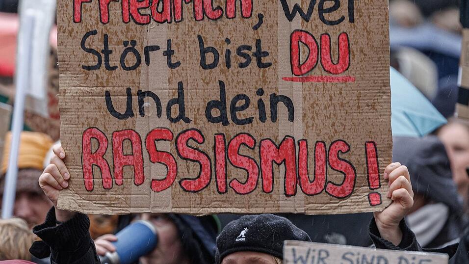 Nicht nur Menschen mit Migrationshintergrund werfen Bundeskanzler Friedrich Merz (CDU) nach seinen Äußerungen zu Migration und dem «Stadtbild» Rassismus vor. Nicht nur Menschen mit Migrationshintergrund werfen Bundeskanzler Friedrich Merz (CDU) nach seinen Äußerungen zu Migration und dem «Stadtbild» Rassismus vor.