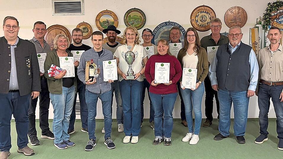 Die teilnehmenden Vereine mit Sch&uuml;tzenmeister Wolfgang Brich (links), Vize-Sch&uuml;tzenmeister J&uuml;rgen Treitinger (rechts) und Pokalspender B&uuml;rgermeister Winfried Rossbauer (2.v.r.).