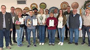 Die teilnehmenden Vereine mit Sch&uuml;tzenmeister Wolfgang Brich (links), Vize-Sch&uuml;tzenmeister J&uuml;rgen Treitinger (rechts) und Pokalspender B&uuml;rgermeister Winfried Rossbauer (2.v.r.).