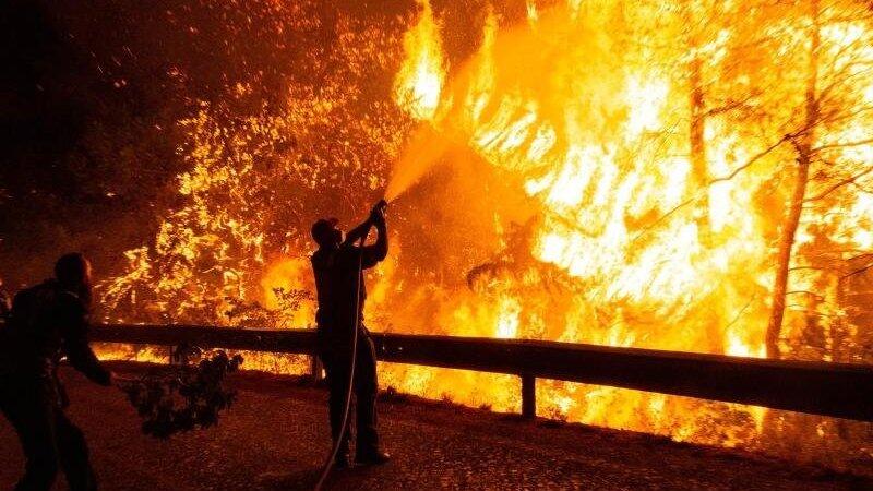 Im von verheerenden Waldbr&auml;nden getroffenen Griechenland spitzt sich die Lage weiter zu.