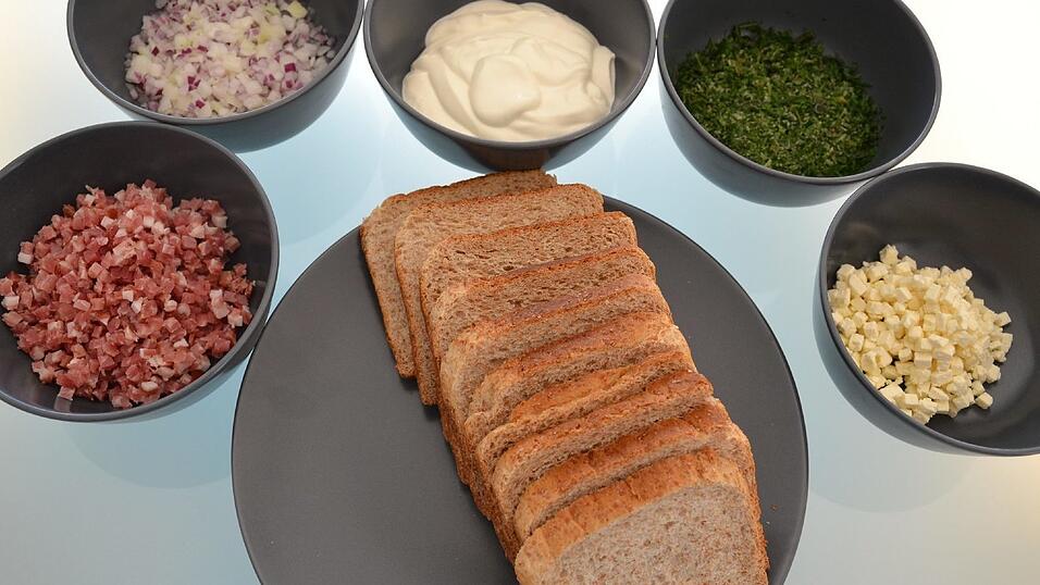 Die Zutaten: Schinken und Zwiebeln für den normalen Toast und Kräuter und Schafskäse für den vegetarischen, azu noch Toast und Creme légère.