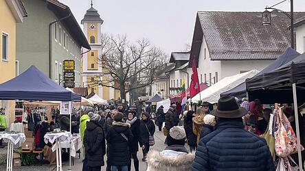 Großen Anklang fand der Christkindlmarkt, im Bild zu sehen der Markteingang mit den Standlern um die Kirche Sankt Georg.