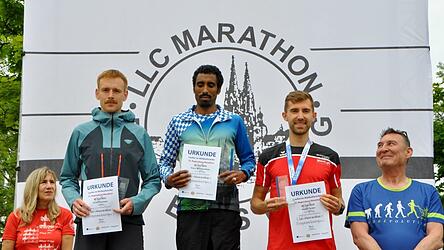 Auf dem Treppchen standen mit Marathon-Sieger Adane Wuletaw Belete (Mitte) Oliver Tzschoppe (links, LG Erlangen) und Marcus Gruber (rechts, SWC Regensburg).