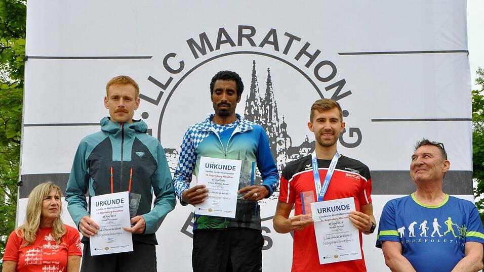 Auf dem Treppchen standen mit Marathon-Sieger Adane Wuletaw Belete (Mitte) Oliver Tzschoppe (links, LG Erlangen) und Marcus Gruber (rechts, SWC Regensburg). Auf dem Treppchen standen mit Marathon-Sieger Adane Wuletaw Belete (Mitte) Oliver Tzschoppe (links, LG Erlangen) und Marcus Gruber (rechts, SWC Regensburg).