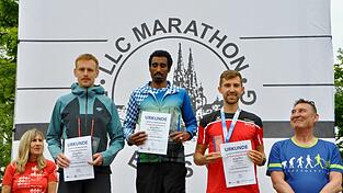 Auf dem Treppchen standen mit Marathon-Sieger Adane Wuletaw Belete (Mitte) Oliver Tzschoppe (links, LG Erlangen) und Marcus Gruber (rechts, SWC Regensburg).