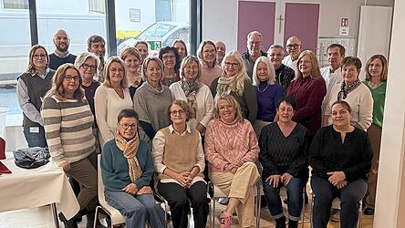 Die Betriebs- und Altersjubilare sowie in die Rente ausgeschiedenen Mitarbeiter des Krankenhauses Vilsbiburg mit den jeweiligen fachlichen Vorgesetzten und Jakob Fuchs, Geschäftsführender Vorstandsvorsitzender der Lakumed- Kliniken.