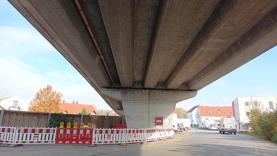 Mit 130 Metern die l&auml;ngste Br&uuml;cke, die sich vollst&auml;ndig in der Baulast der Stadt befindet, ist die Br&uuml;cke an der Geiselh&ouml;ringer Stra&szlig;e &uuml;ber Malzm&uuml;hlweg, Dr.-Josef-Keim-Stra&szlig;e und die Bahngleise. Ihre Sanierung k&ouml;nnte 2026 dran sein - falls das notwendige Geld daf&uuml;r da ist.