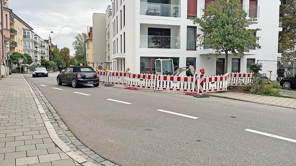 Bei beidseitigem Verkehr wird es bei der Baustelle an der Sternbergstraße 11 eng.