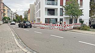 Bei beidseitigem Verkehr wird es bei der Baustelle an der Sternbergstraße 11 eng.