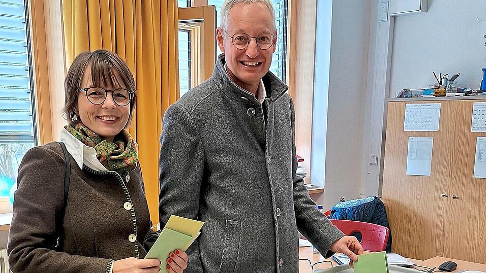 Oberb&uuml;rgermeister Markus Pannermayr gab mit seine Frau Carola in der Ittlinger Schule seine Stimmen im Klassenzimmer der 9b ab.