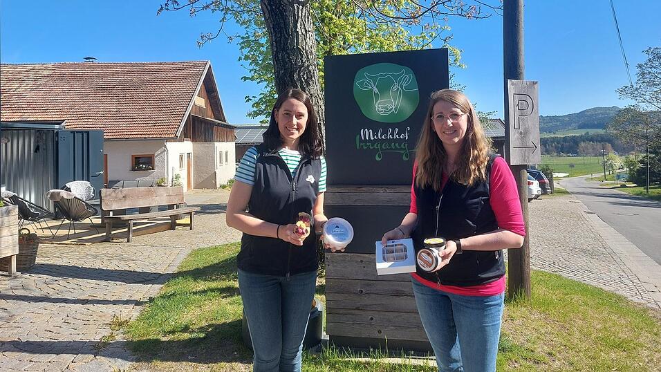 Christina Irrgang (links) und Lena Fischer sind in der Region als die Vilzinger Milchm&auml;dels bekannt. Im Sommer vergr&ouml;&szlig;ern die Schwestern das Unternehmen Milchhof Irrgang mit einem Standort am Chamer Marktplatz.