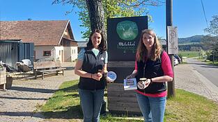 Christina Irrgang (links) und Lena Fischer sind in der Region als die Vilzinger Milchm&auml;dels bekannt. Im Sommer vergr&ouml;&szlig;ern die Schwestern das Unternehmen Milchhof Irrgang mit einem Standort am Chamer Marktplatz.