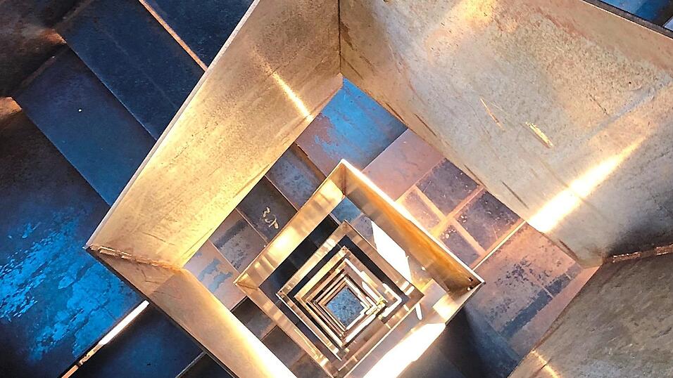 Eine Wendeltreppe aus Stahl, die Klänge fabriziert. Sie führt 32 Meter auf ein Aussichtspodest: Die Installation der Künstler Hildegard Rasthofer und Christian Neumaier soll den Blick weiten. Eine Wendeltreppe aus Stahl, die Klänge fabriziert. Sie führt 32 Meter auf ein Aussichtspodest: Die Installation der Künstler Hildegard Rasthofer und Christian Neumaier soll den Blick weiten.
