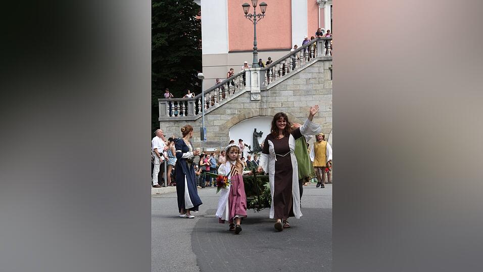 Die schönsten Augenblicke des historischen Drachenstich-Festzuges 2016. Die schönsten Augenblicke des historischen Drachenstich-Festzuges 2016.