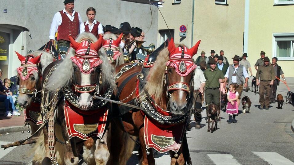 Viele Besucher verfolgten am Sonntag den Umzug auf dem Vilsbiburger Stadtplatz. Viele Besucher verfolgten am Sonntag den Umzug auf dem Vilsbiburger Stadtplatz.