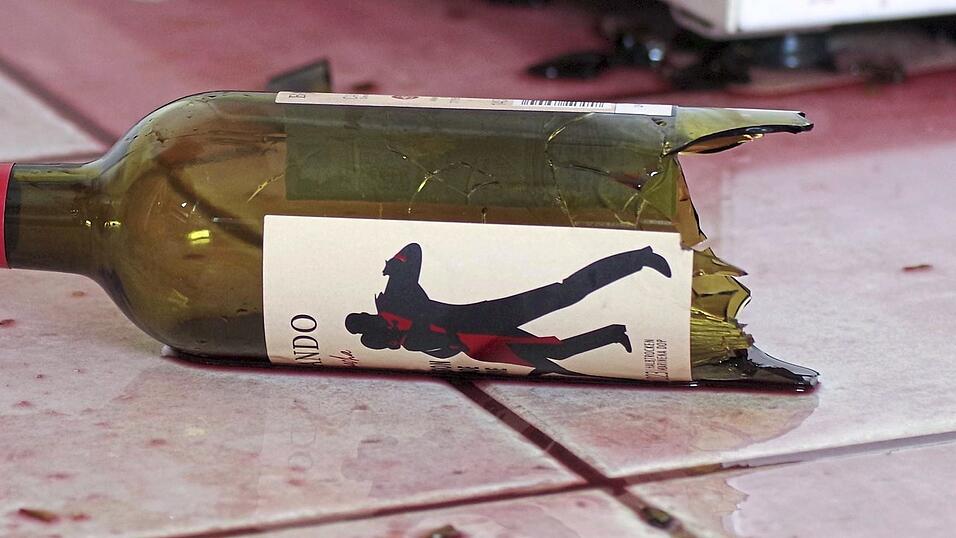 Mit einer abgebrochenen Weinflasche hat ein 50-J&auml;hriger in einer Arbeiterunterkunft einen Mann im Gesicht verletzt.