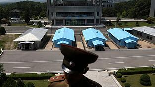 Seit Ende des Koreakriegs 1953 werden Nord- und Südkorea entlang der sogenannten demilitarisierten Zone (DMZ) getrennt - hier zu sehen von der nördlichen Seite. Seit Ende des Koreakriegs 1953 werden Nord- und Südkorea entlang der sogenannten demilitarisierten Zone (DMZ) getrennt - hier zu sehen von der nördlichen Seite.