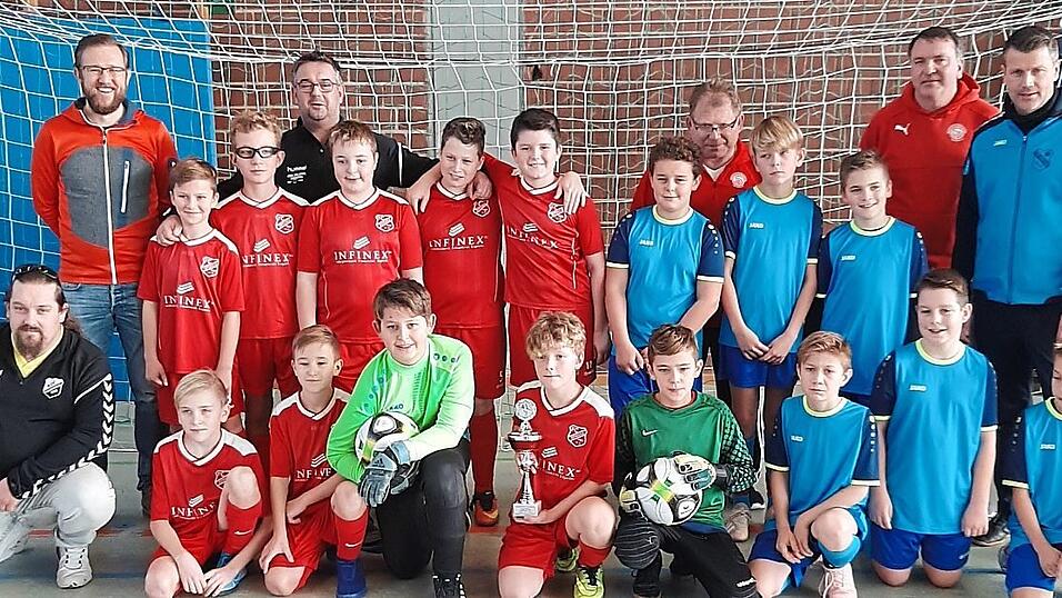 Im Finale der D2 setzte sich der RSV Walchsing (l.) gegen den FC Alburg (r.) mit 2:0 durch.