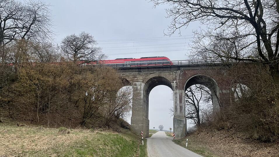 Das Viadukt mit Blickrichtung Bruckbach: Ein Teil wurde bereits mit Stahlbeton verstärkt beziehungsweise ersetzt. Das Viadukt mit Blickrichtung Bruckbach: Ein Teil wurde bereits mit Stahlbeton verstärkt beziehungsweise ersetzt.