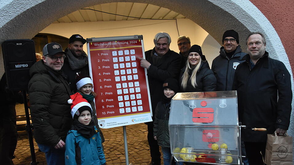 Schlussakkord zur großen Mainburger Weihnachtsverlosung: Das sind die Glückszahlen, die Moderator Bernd Friebe (Mitte) zusammen mit Werbegemeinschaftschef Johannes Beck und Fischereivereinsvorsitzendem Bernd Schwab (v. l.) präsentiert. Schlussakkord zur großen Mainburger Weihnachtsverlosung: Das sind die Glückszahlen, die Moderator Bernd Friebe (Mitte) zusammen mit Werbegemeinschaftschef Johannes Beck und Fischereivereinsvorsitzendem Bernd Schwab (v. l.) präsentiert.