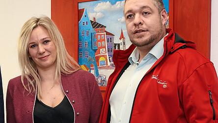 Eva Schneider und Florian Ordelheide geben ihr Deb&uuml;t als Festwirte der Moosburger Volksfeste.